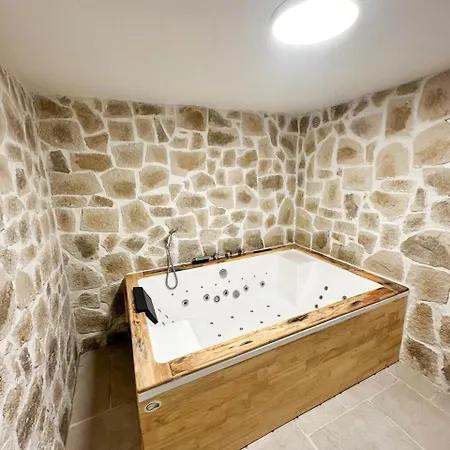 Cocon Detente & Jacuzzi בית נופש דייפ
